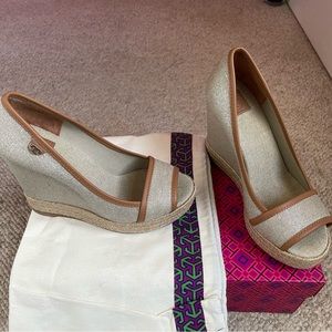 Tori Burch wedges 7.5